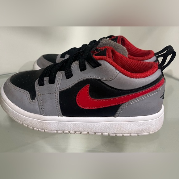 Nike Air Jordan’s Kids Black and Red Sneakers 13c - Picture 3 of 8
